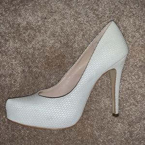 White snake skin 🐍 heel bcbg